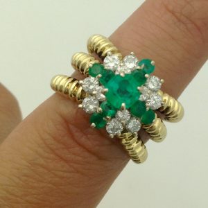 1.07 Ct Colombian Emerald and 0.75 Ct Diamonds Art Deco Twisted Cocktail Ring 18k on a finger