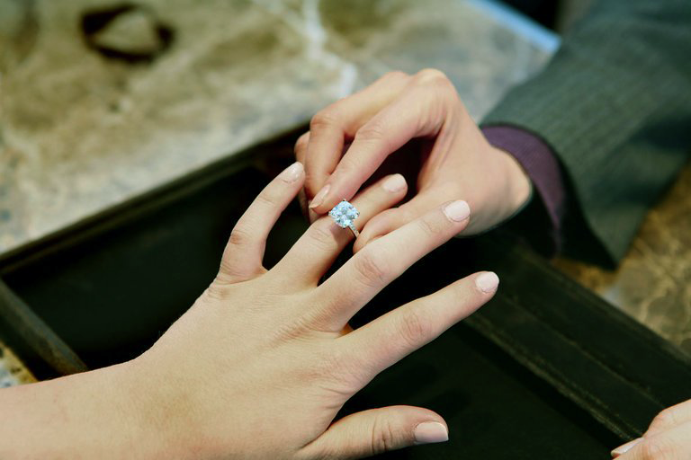 How to choose the perfect engagement ring for her