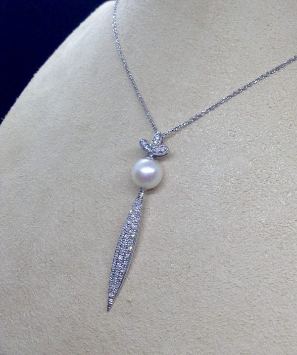 14k White Gold Necklace 8.5 mm South Sea Pearl with 1.00 Ct Diamond Design