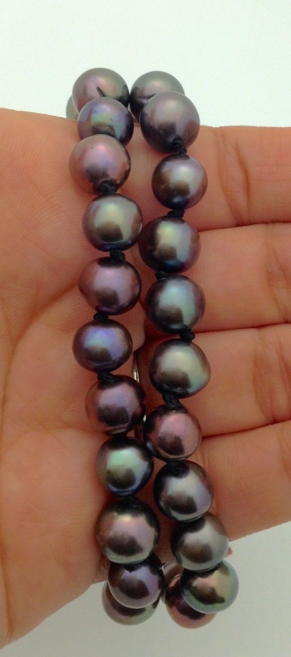 A woman holding Elegant 9.5mm Black Tahitian Pearls w/ Screw inside Pearls Stunning