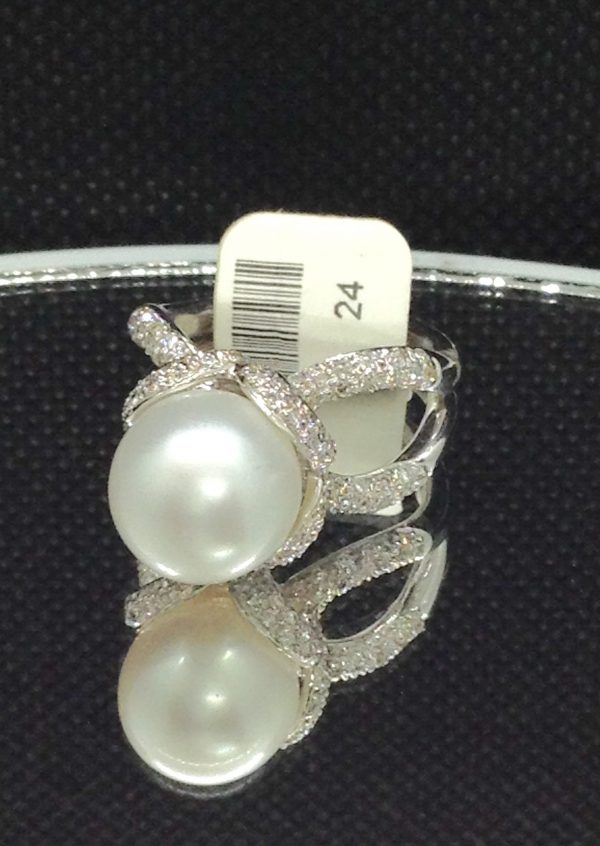Stunning 18k White Gold Ring with a 12mm South Sea Pearl and 0.75 Ct Diamonds
