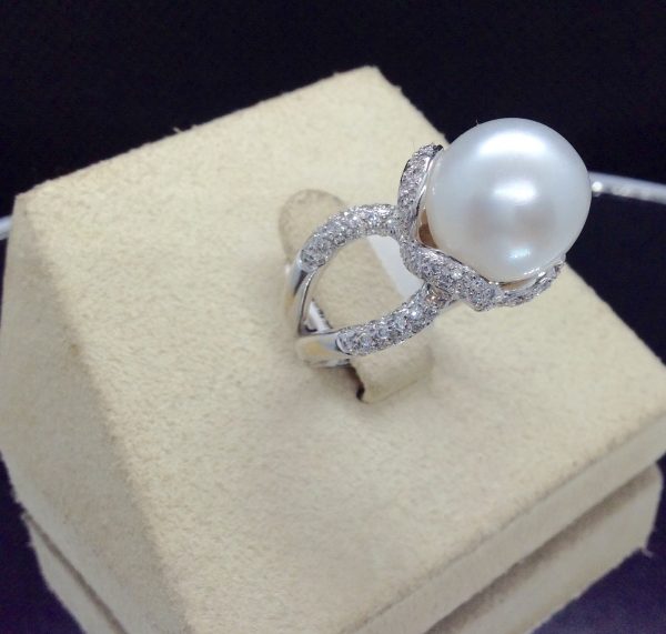 Stunning 18k White Gold Ring with a 12mm South Sea Pearl and 0.75 Ct Diamonds