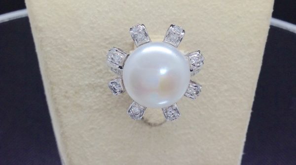 Front view 11mm Fresh Water Pearl with 1.00 Ct Diamond 18k White Gold Flower Ring on a jewelry box